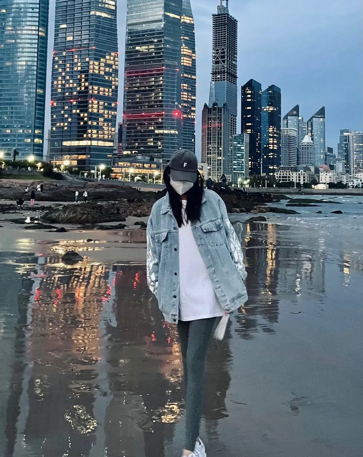 ♻️💯Upper body reference model picture❤️Top tested version OFF WHITE OW new tape patch arrow Zebra Crossing OW men's and women's couple denim jacket original quality 22 brand new official collar label, truly over-the-top version Off-white 2022SS BLACK TAPE ARROWS DENIM JACKET strip denim jacket, distinctive signature, unique high street style! The latest rubber strip industrial style elements in spring and summer (the main focus this season), heavy denim, more tough and retro, the main elements are heavily processed and have a micro profile, which can be worn by both men and women! Street arrow denim, a full set of customized accessories! Strict quality control! The same level as purchasing counters! Extremely difficult, don’t be afraid of any comparison! Color: washed blue Size: XS-L P:560